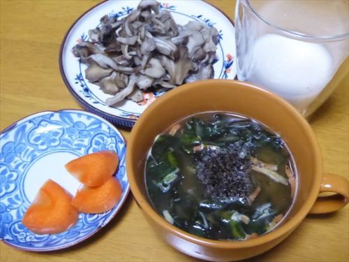 焼き舞茸（雪塩）、賞味期限切れのインスタント味噌汁、ぬか漬け（人参）、酒粕甘酒