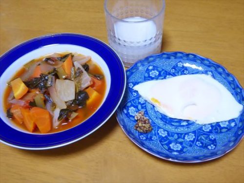 脂肪燃焼スープ（小松菜・人参・大根・玉ねぎ）、蒸し目玉焼き、酒粕甘酒