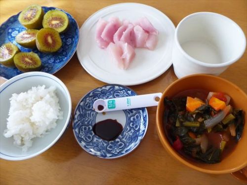 刺身、白米、キウイ、脂肪燃焼スープ（小松菜・人参・大根・玉ねぎ）、酒粕甘酒