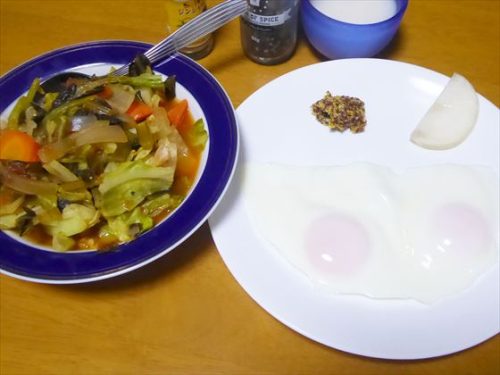 脂肪燃焼スープ（小松菜・人参・大根・玉ねぎ）、目玉焼き、ぬか漬け（大根）、酒粕甘酒