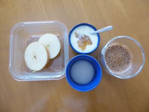 りんご、手作り豆乳ヨーグルト（レモンライムジャム）、カフェインレスブラックコーヒー、酒粕甘酒