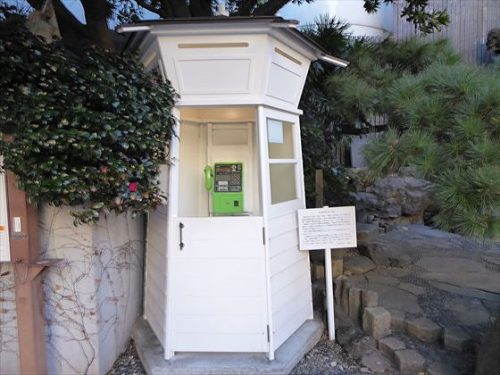 白い木の電話ボックス