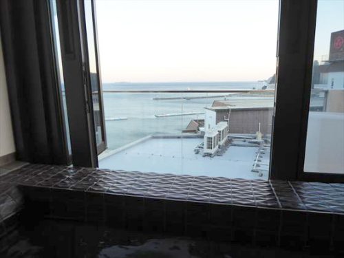 半露天風呂の窓からの景色