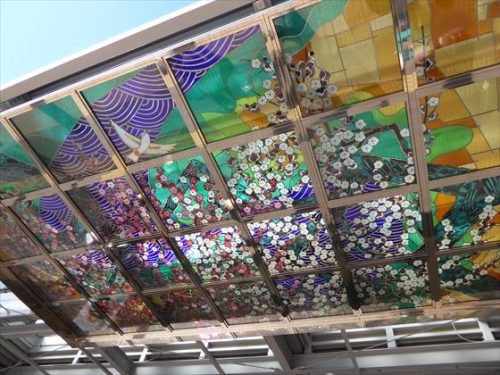 ステンドグラス風のガラスの屋根