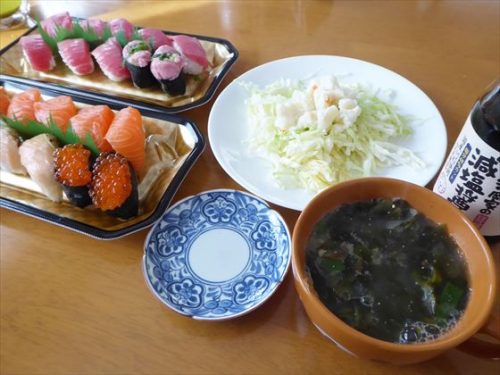 寿司、千切りキャベツ（ポテトサラダ）、味噌汁（わかめ・小松菜）