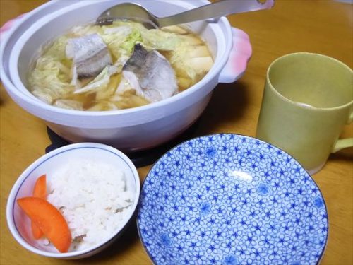 醤油鍋（白菜・油揚げ・鱈・大根）、5分づき米、ぬか漬け（人参）