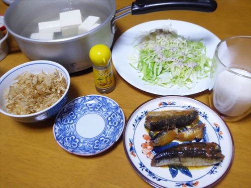 イワシの缶詰、湯豆腐（生姜パウダー）、千切りキャベツ（粒マスタード）、5分づき米（すりごま・鰹節）、酒粕甘酒