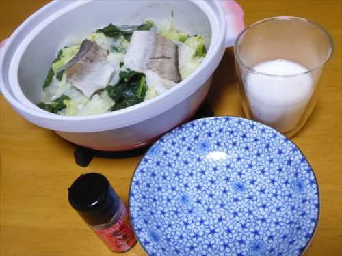 白だし鍋（白菜・小松菜・鱈）、酒粕甘酒