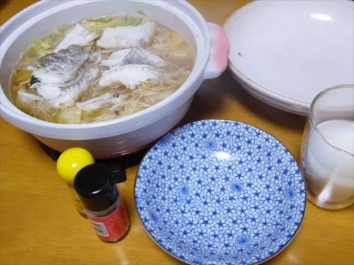 味噌鍋（鱈アラ・もやし・白菜・大根・人参）、酒粕甘酒