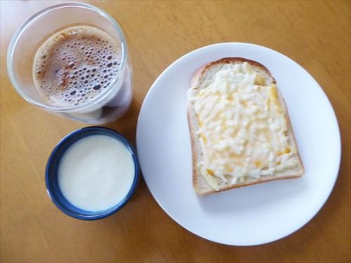 トースト（チーズ）、カフェインレスコーヒー、手作り豆乳ヨーグルト