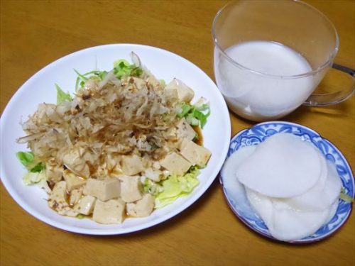 肉なし麻婆豆腐丼（千切りキャベツ）、大根の千枚漬け風、酒粕甘酒