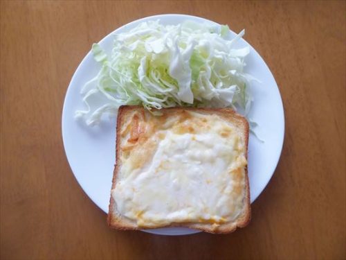トースト（マヨネーズ・チーズ）、千切りキャベツ