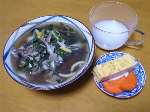 お雑煮（白だし・舞茸・春菊）、厚焼き卵、ぬか漬け（人参）、酒粕甘酒