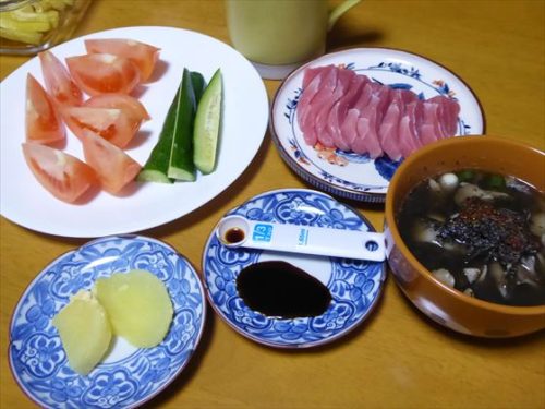刺身（減塩醤油）、味噌汁（舞茸）、トマト、きゅうり、沢庵、酒粕甘酒