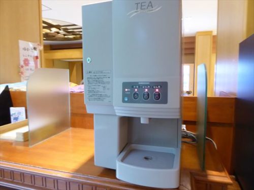 「ホテルおくゆもと」のラウンジのお茶と水が出る機械
