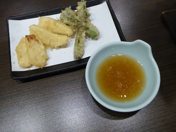 山菜の天ぷらと天つゆ