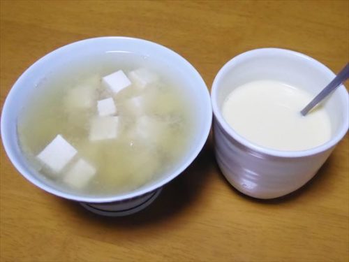 裏ごしコーンスープに無調整豆乳を足したもの、豆腐だけの味噌汁